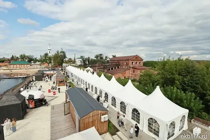 In the Sverdlovsk city, a 100-meter table was set up for 240 people.