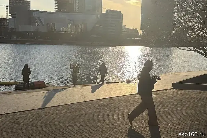 Passersby broke the fence on the river Olkhovka embankment, which is closed to passage.