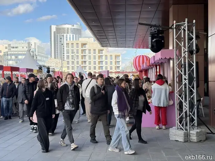 Hundreds of people lined up in huge queues in the center of Yekaterinburg.
