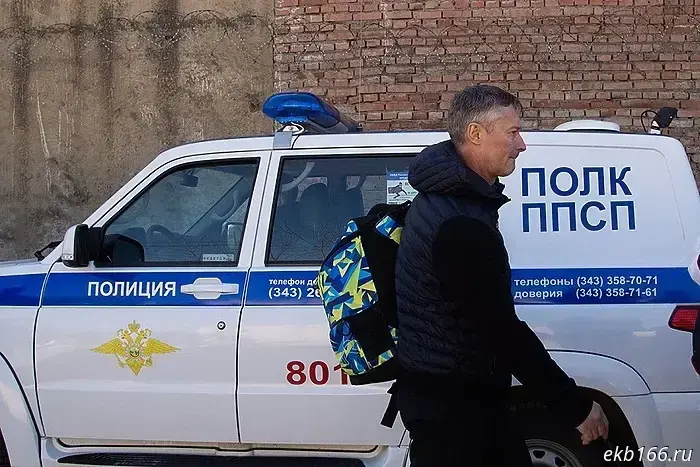 Roizman* suddenly appeared at the trial of a former police officer accused of murders.