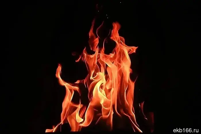 В Чкаловском районе Екатеринбурга возник пожар после введения режима беспилотной опасности.