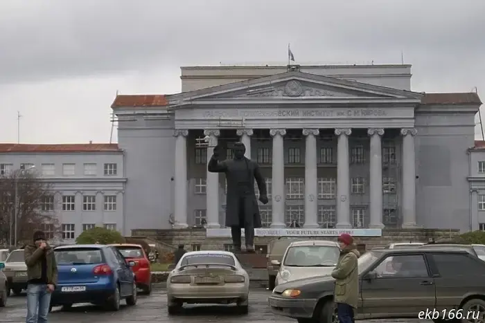 В Екатеринбурге студентов начали активно наказывать штрафами за неправильную парковку возле университета.