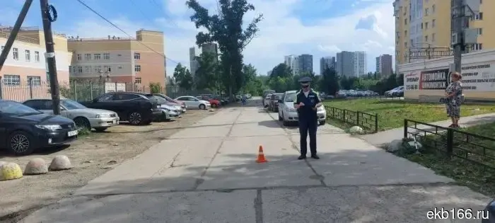 В Екатеринбурге подросток, катаясь на самокате, наехал на ребенка.