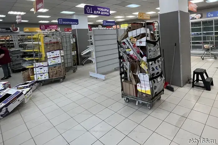The largest chain of stores is closing in Yekaterinburg.
