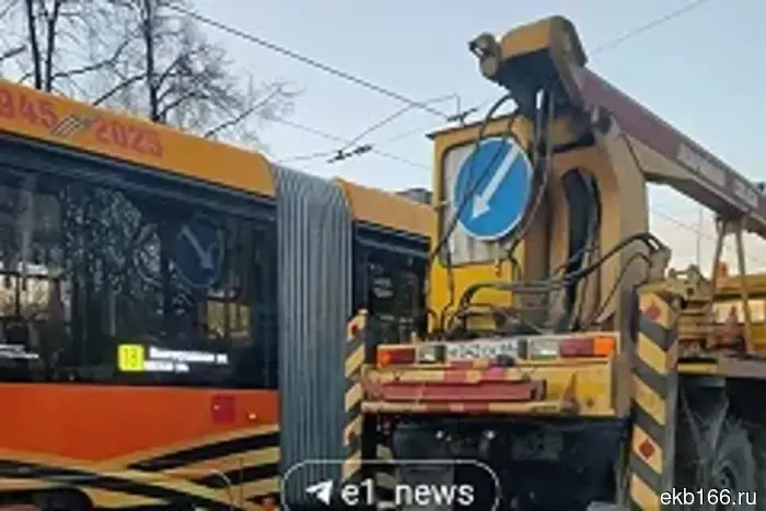A new tram derailed in Yekaterinburg.