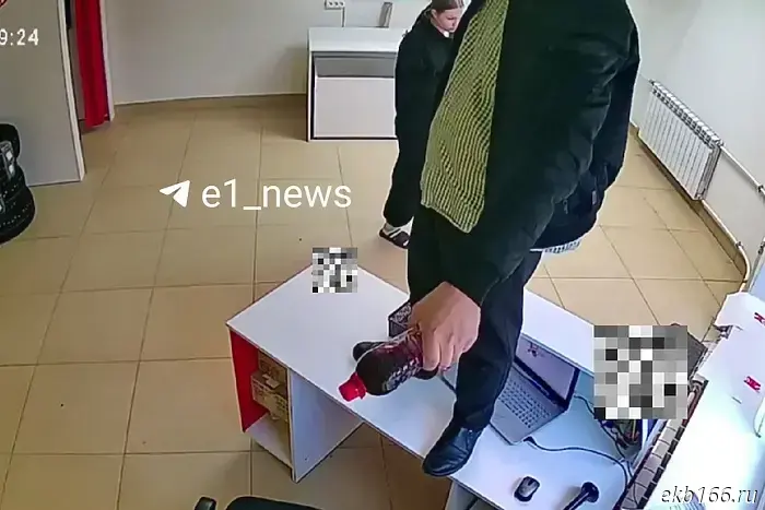 Police detained a Yekaterinburg resident who trashed a parcel pickup point on Belorechenskaya Street.