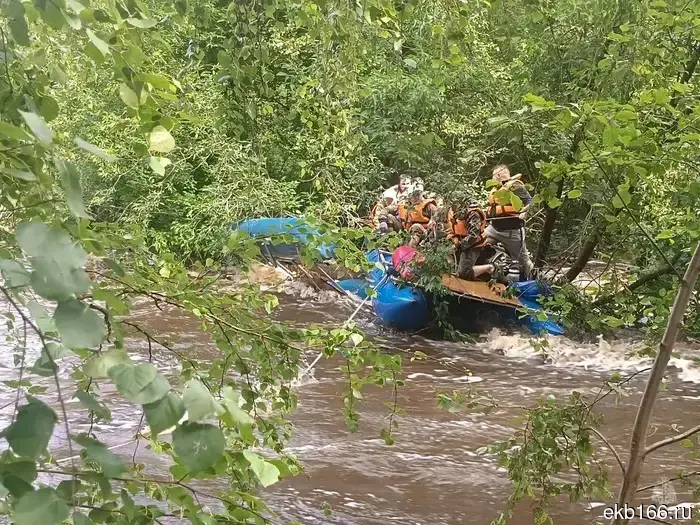 Туриста вытащили на берег после столкновения катамаранов на реке Реж (ФОТО)