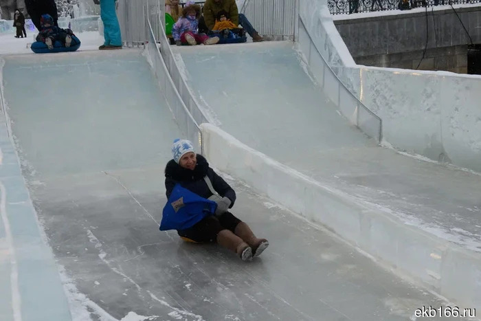 «Они снова лезут!» В Екатеринбурге проходит последний штурм ледяного городка (ФОТО)