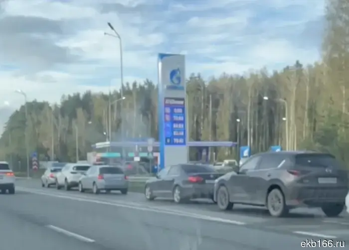 Свердловчане по-прежнему выстраиваются в долгие очереди за бензином, даже ночью.