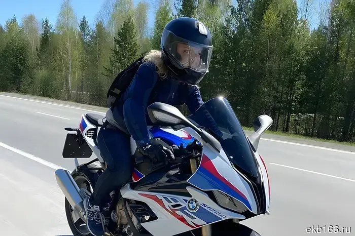 Семья мотоциклистки, которая tragично погибла в ДТП на Harley Davidson в Екатеринбурге, поделилась подробностями о происшествии.