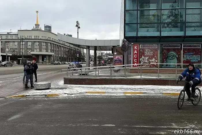 In Yekaterinburg, the area around the Variety Theatre was cordoned off.