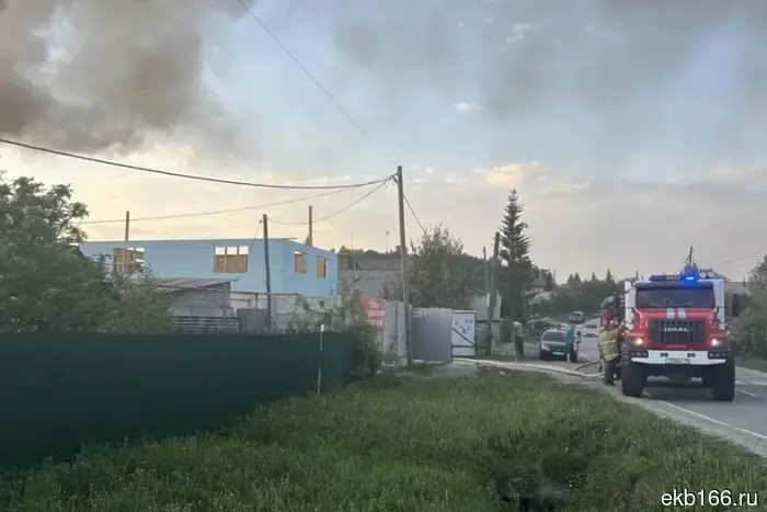 В селе недалеко от Екатеринбурга произошёл пожар в доме семьи умершего участника специальной военной операции.