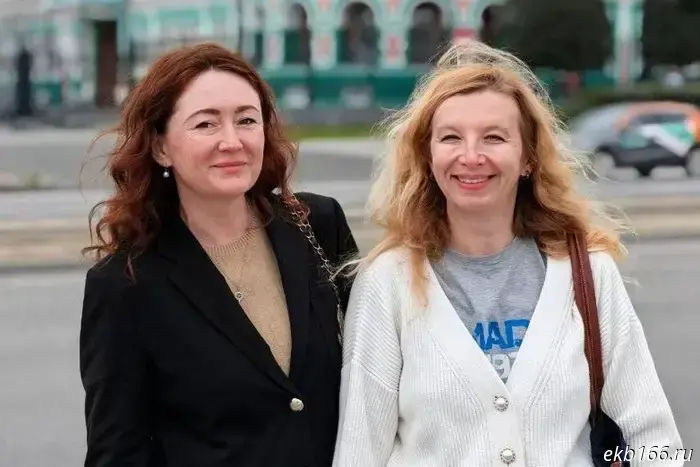 «Я впервые здесь, и это просто потрясающе». Французский блогер сравнила Екатеринбург с Сингапуром.