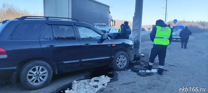 An elderly couple in a Hyundai crashed into a pole on the road to Verkhneye Dubrovo (PHOTO)
