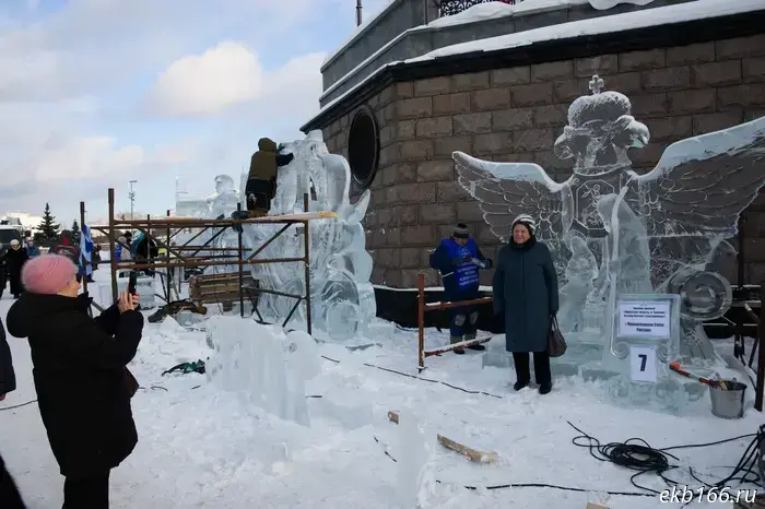 В Екатеринбурге накануне Рождества открывается новая площадка с ледяными скульптурами.