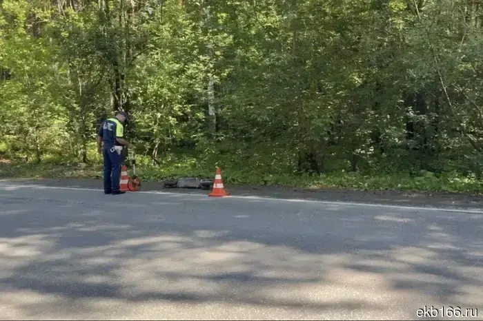 In Yekaterinburg, a teenager sustained serious injuries after falling from a scooter at high speed.