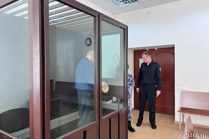 В Екатеринбурге экс-сотрудник Росгвардии набросился с ножом на своего друга.