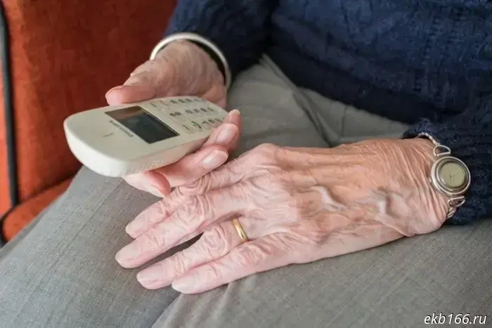В Екатеринбурге 87-летняя женщина передала свои «похоронные» деньги в банк для страхования жизни.