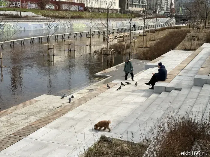Новая набережная в центре Екатеринбурга снова оказывается затопленной.