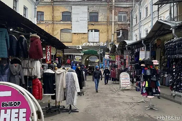 A popular market has returned to its original location in Yekaterinburg.