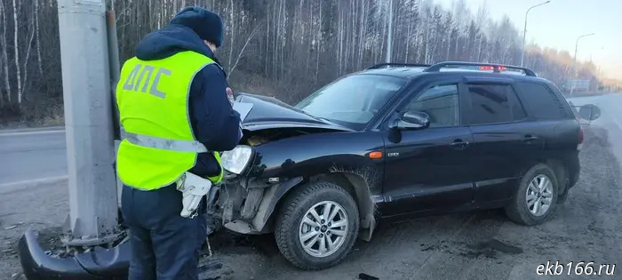 An elderly couple in a Hyundai crashed into a pole on the road to Verkhneye Dubrovo (PHOTO)