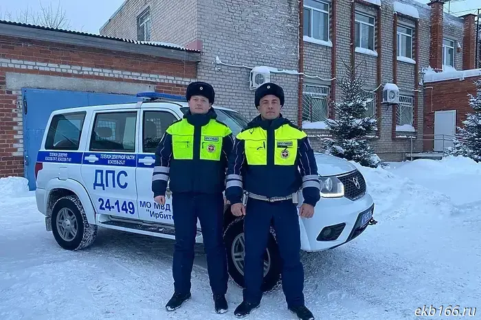 Sverdlovsk police officers rescued a truck driver who was misled by his GPS.