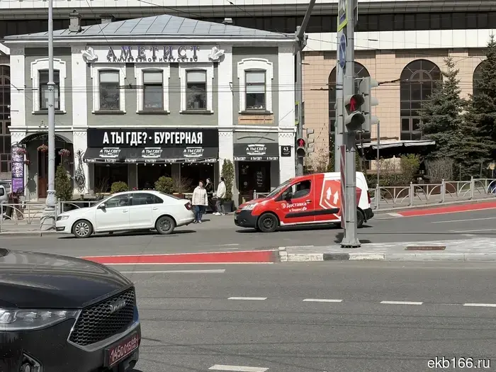 В центре Екатеринбурга асфальт покрасили в ярко-красный оттенок.