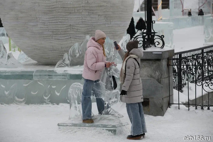 «Они снова лезут!» В Екатеринбурге проходит последний штурм ледяного городка (ФОТО)