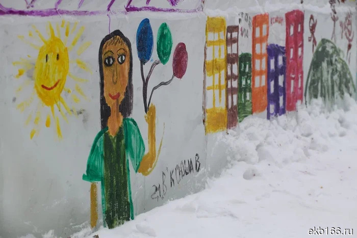 «Они снова лезут!» В Екатеринбурге проходит последний штурм ледяного городка (ФОТО)