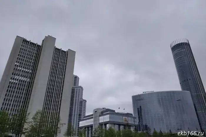 В Екатеринбурге к зданиям Заксобрания и Правительства были направлены полицейские автомобили и службы экстренной помощи.