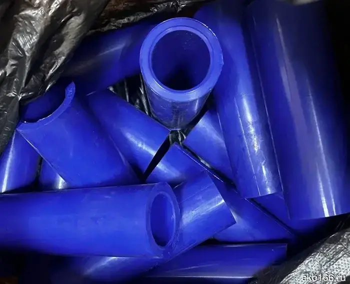 Гора комплектующих для грузовых вагонов "прилипла" к рукам работника железной дороги в Свердловской области. ФОТО