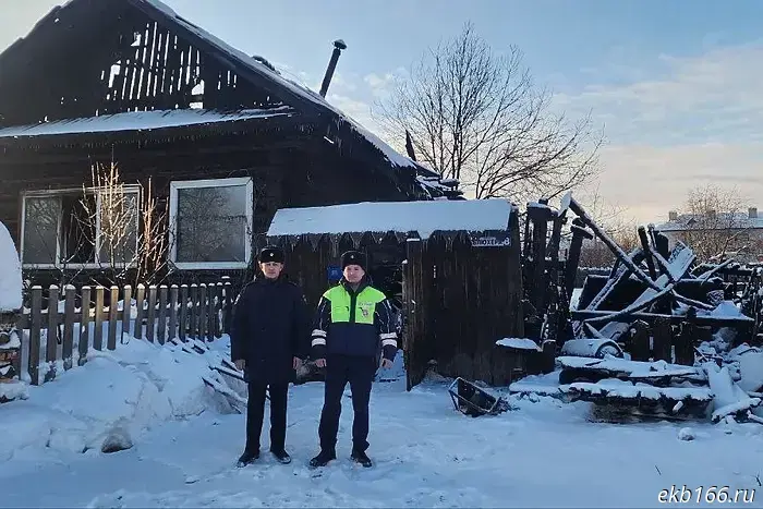 Sverdlovsk police officers saved a family that nearly died in a fire.