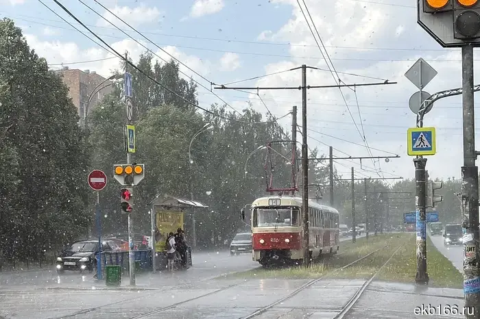 В Екатеринбурге трамваи прекратили движение на ЖБИ.