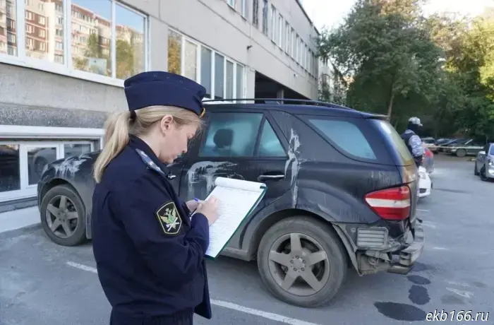 In Yekaterinburg, a Mercedes whose owner had accumulated 400,000 rubles in fines was "seized".