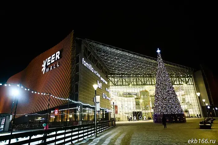Thousands of Yekaterinburg residents decided to run through a shopping mall at night.