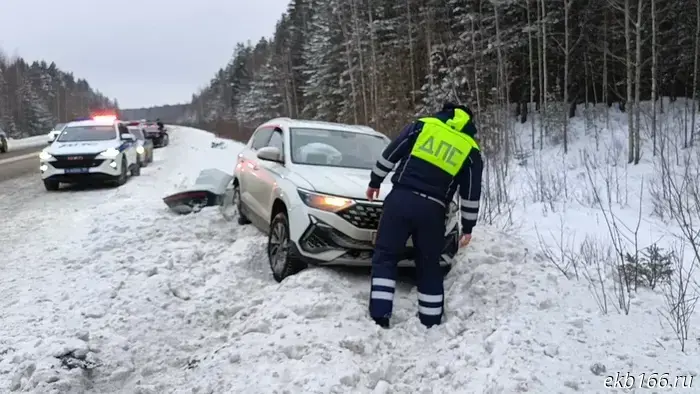 Три человека, среди которых 81-летняя женщина, получили травмы в аварии на Серовском тракте.