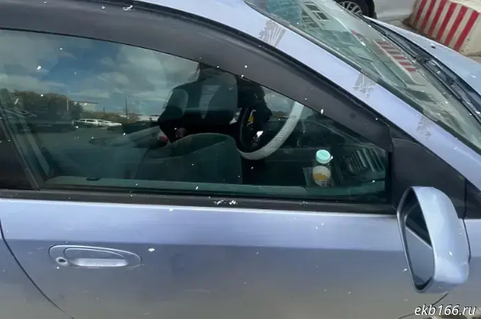 В Екатеринбурге на автомобили, припаркованные рядом со стройплощадкой, обрушилась монтажная пена.