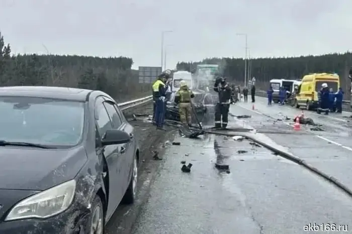 1 мая на ЕКАД в аварии на легковом автомобиле оказались 18-летний угонщик и его несовершеннолетние подруги.