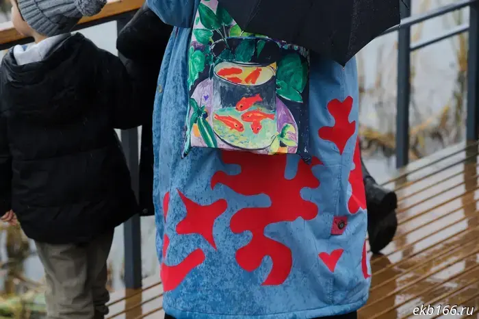 In the center of Yekaterinburg, girls suddenly turned a pier into a runway.