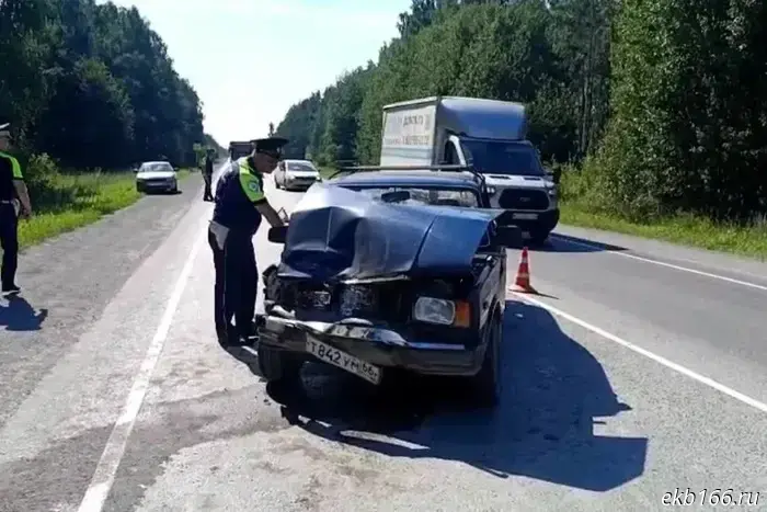На дороге в Екатеринбурге пожилой водитель скончался в результате столкновения с автомобилем, движущимся в том же направлении.