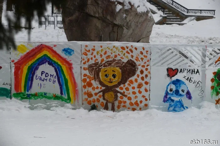 «Они снова лезут!» В Екатеринбурге проходит последний штурм ледяного городка (ФОТО)