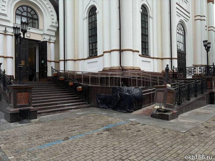 В Екатеринбурге люди приносят цветы и игрушки к месту трагедии, где погибли пешеходы у Большого Златоуста (ФОТО)
