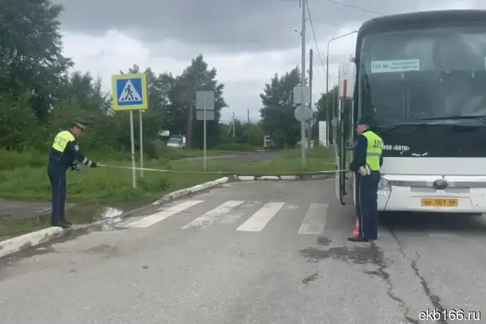 Пожилая женщина оказалась под рейсовым автобусом «Екатеринбург — Полевской» из-за ошибки водителя.