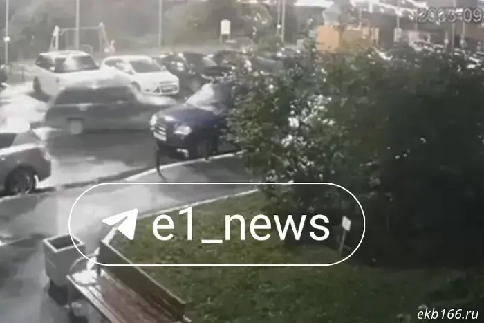 Водитель ВАЗ нанёс ущерб нескольким автомобилям во дворе Академического, пытаясь припарковаться.