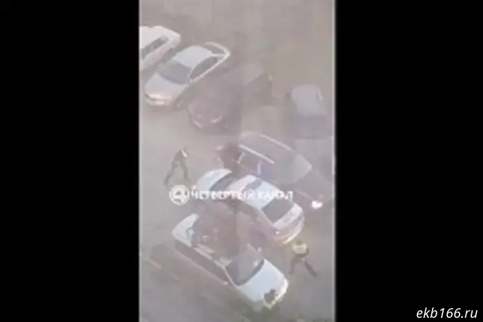 Водитель ВАЗ нанёс ущерб нескольким автомобилям во дворе Академического, пытаясь припарковаться.