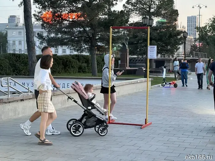 Центр Екатеринбурга снова наполнился «развлечениями» на любой вкус.