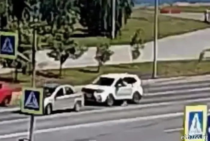 The passenger of an out-of-control foreign car in Pervouralsk tried to prevent the accident.
