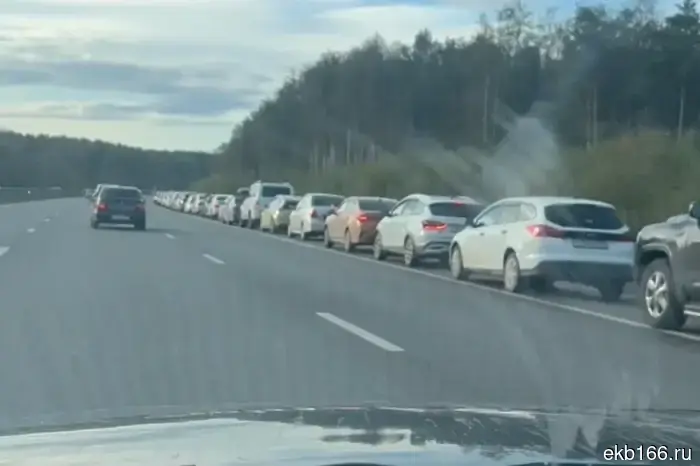 Sverdlovsk residents continue to stand in huge lines for gasoline even at night.