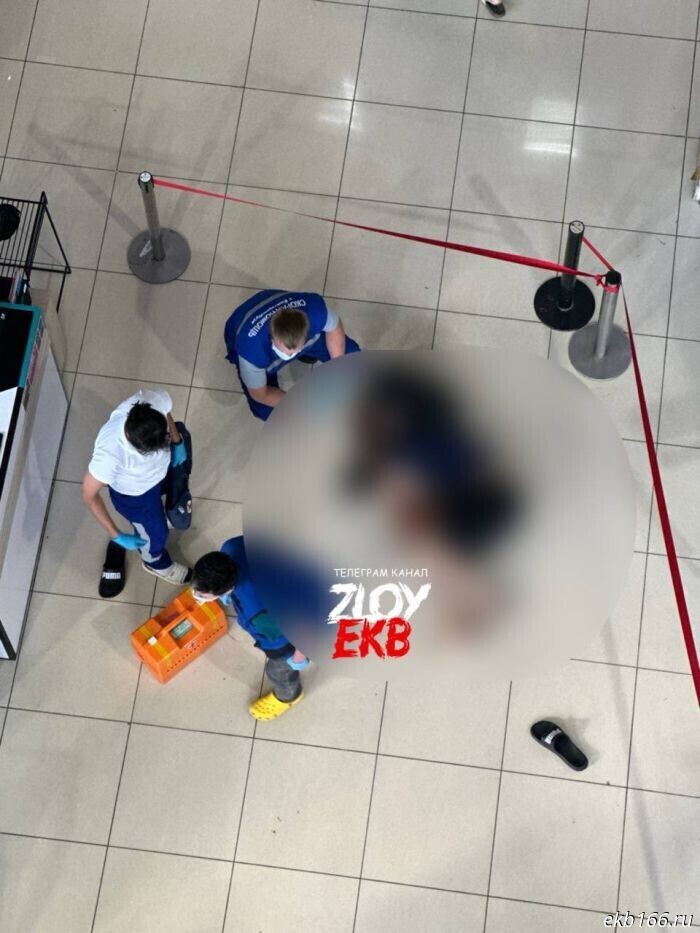 Мужчина упал с пятого этажа торгового центра «Мегаполис» в Екатеринбурге (ФОТО)