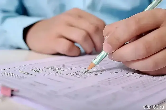 В мэрии Екатеринбурга сообщили, нужно ли забирать детей из учебных заведений в период угрозы с беспилотниками.